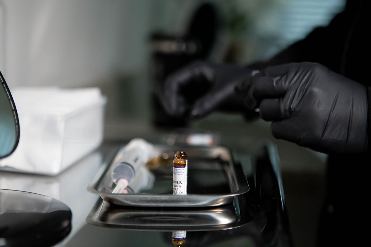 Preparación de una jeringa y vial en un entorno clínico limpio