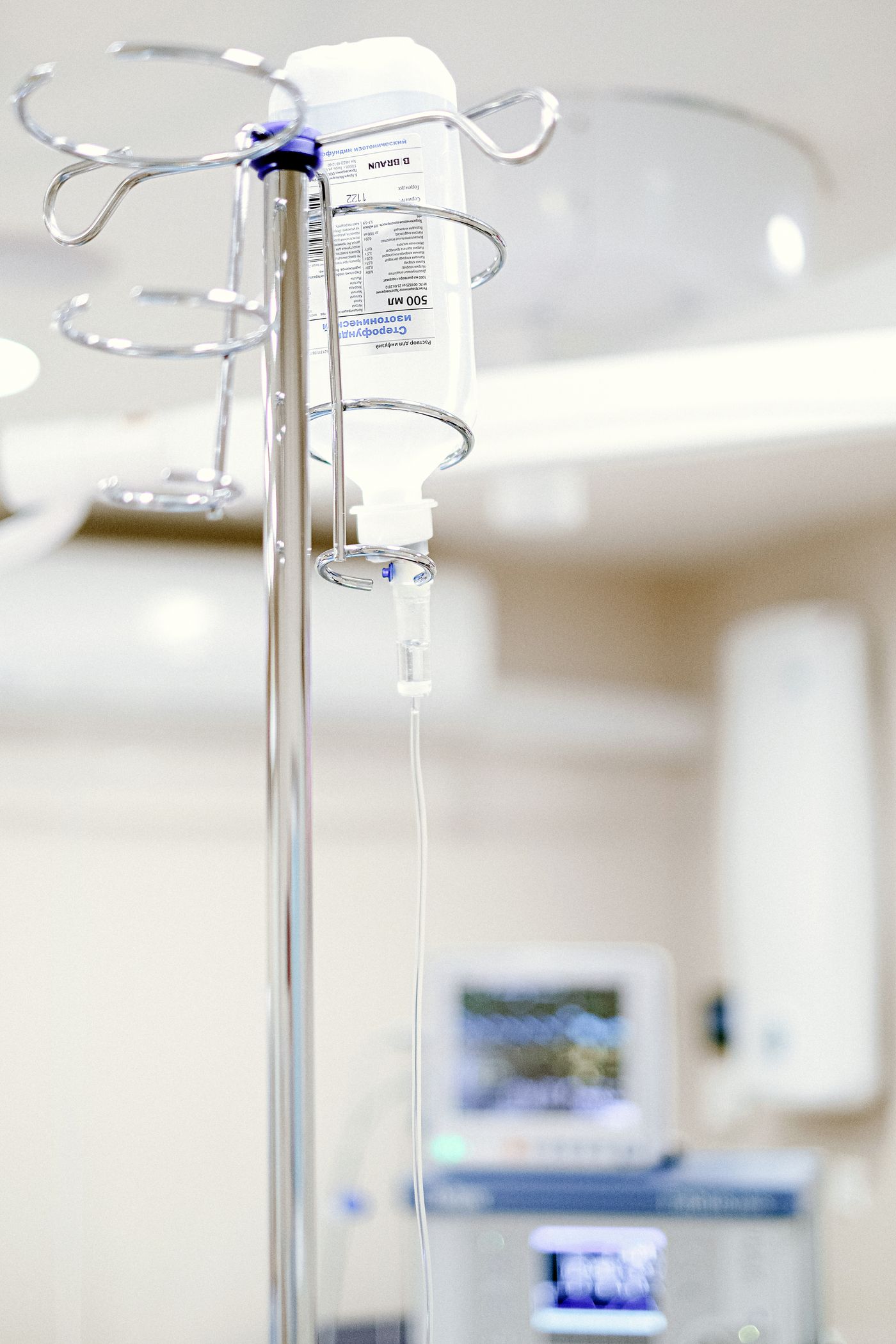 Bolsa de infusión intravenosa en un entorno clínico