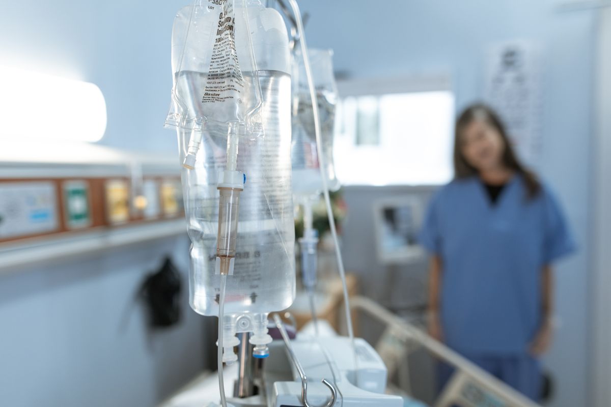 Bolsa de infusión intravenosa en un hospital