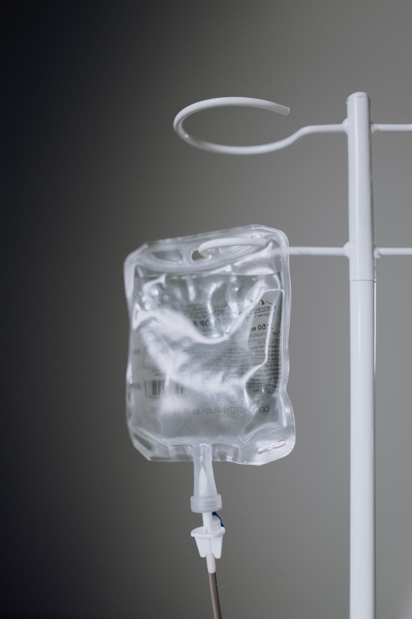 Bolsa de solución intravenosa en un entorno clínico