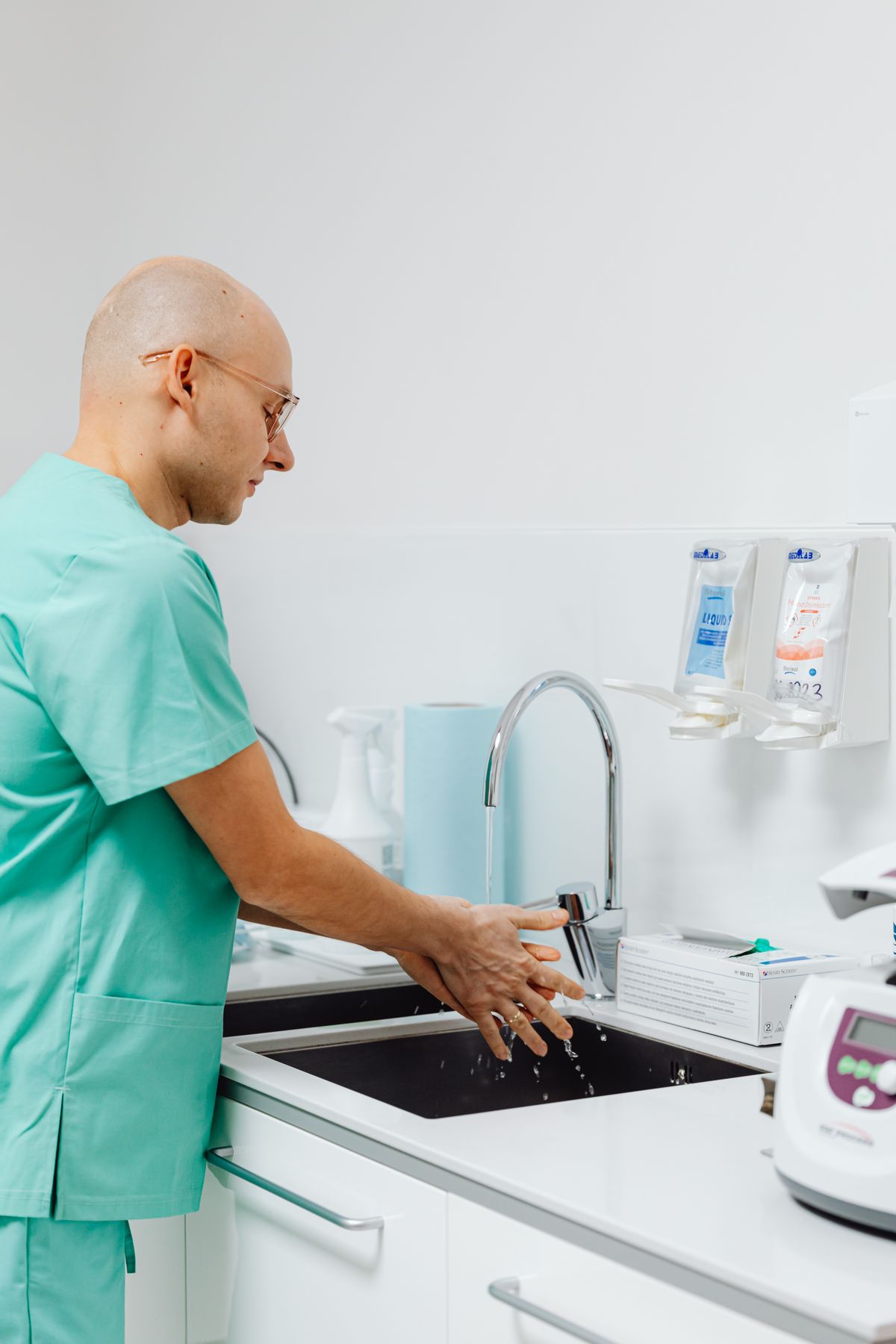 Profesional de la salud realizando lavado de manos