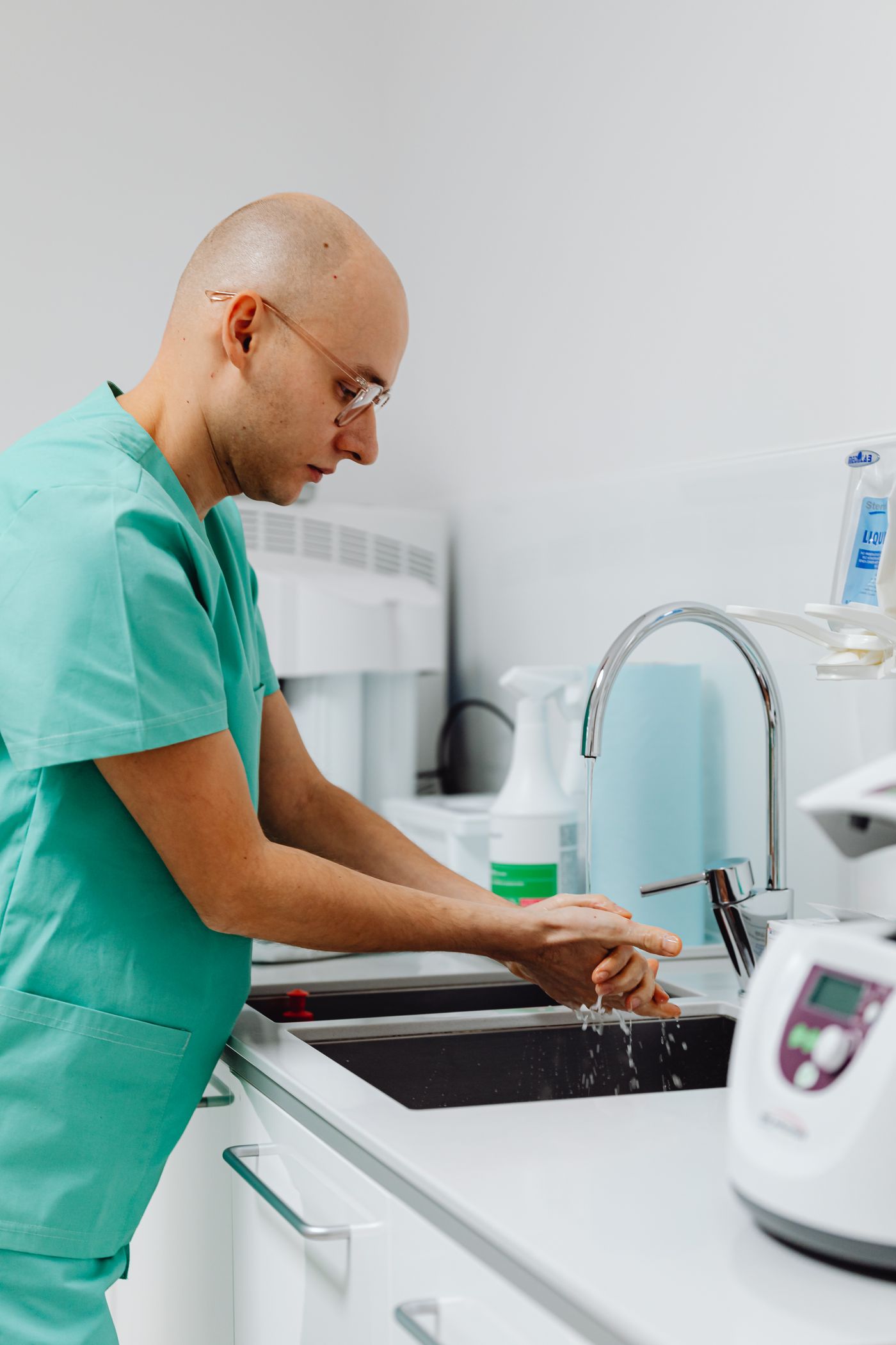 Profesional de la salud realizando lavado de manos