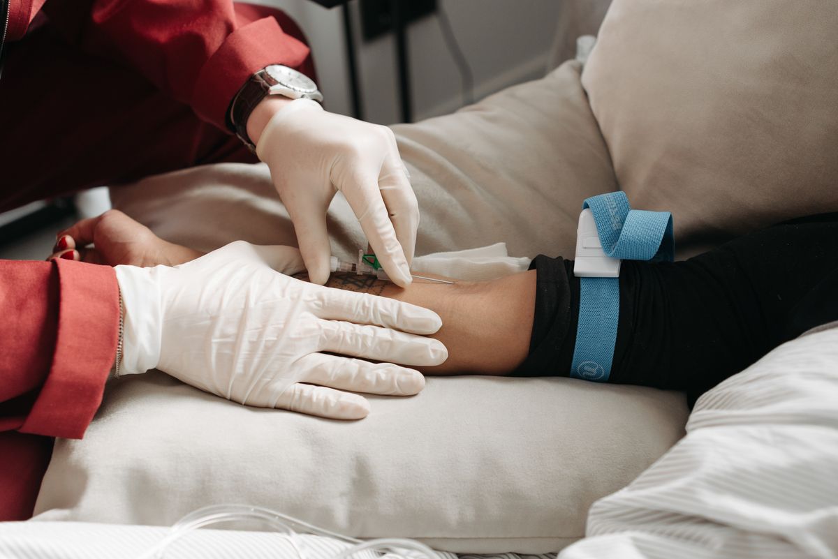 Profesional preparando una vía intravenosa