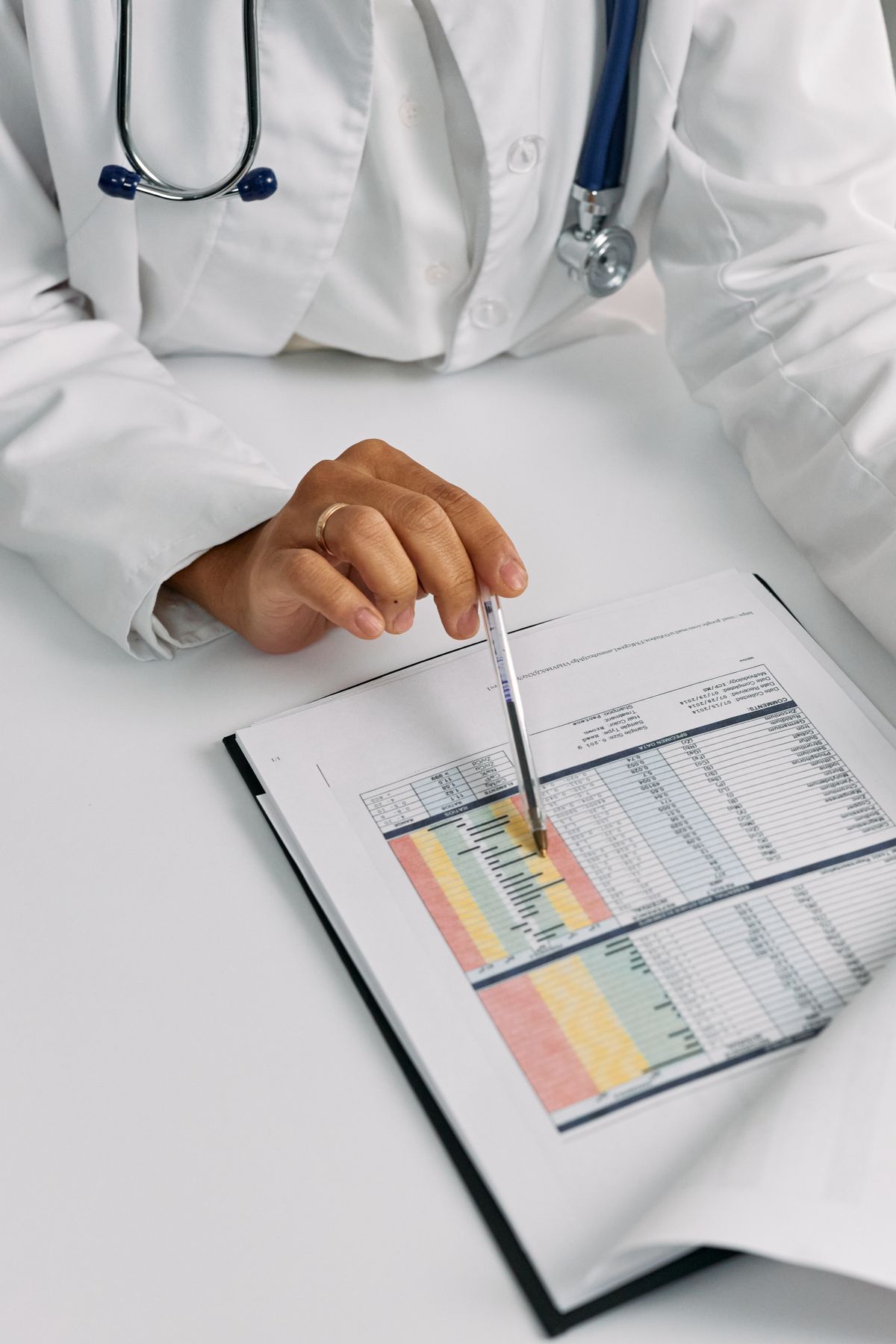 Profesional de la salud revisando información clínica